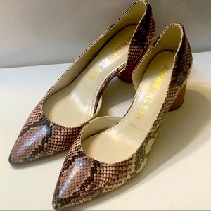 NWOT Anne Klein iflex faux snake skin heels w/wood